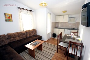 Departamento, 1 habitación, balcón, vista al mar | Área de sala de estar | Televisión de pantalla plana 