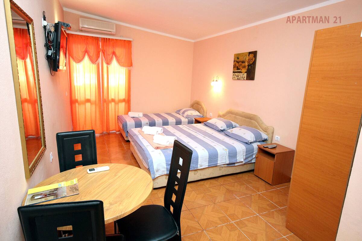 Estudio, balcón (3 Persons) | Área de sala de estar | Televisión de pantalla plana