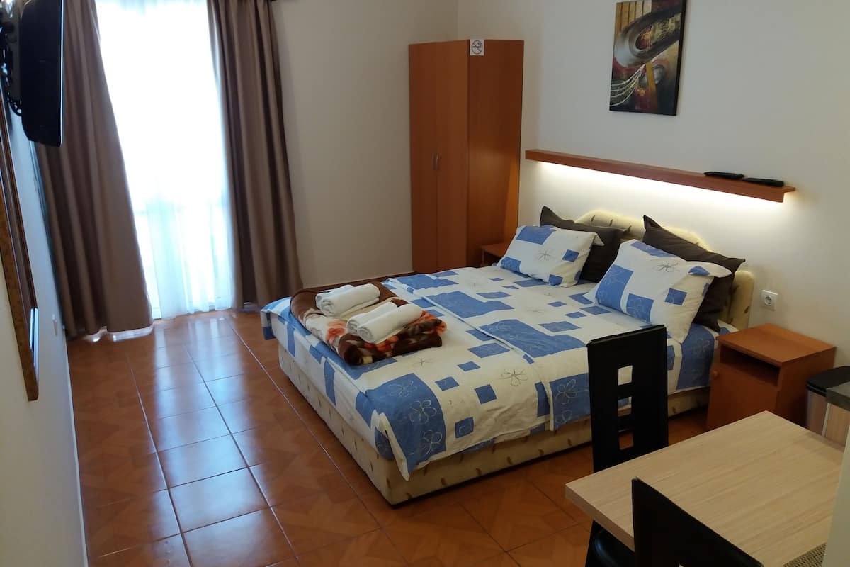 Caja de seguridad en la habitación y muebles diferentes