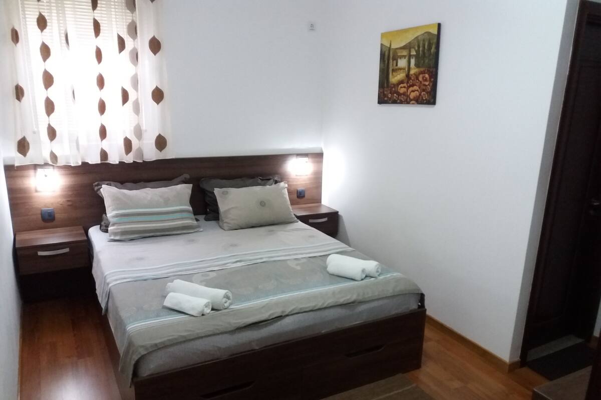 Departamento, 2 habitaciones, balcón | Caja de seguridad en la habitación y muebles diferentes