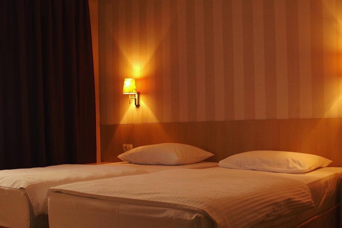 Premium bedding, cribs (free), WiFi (free)