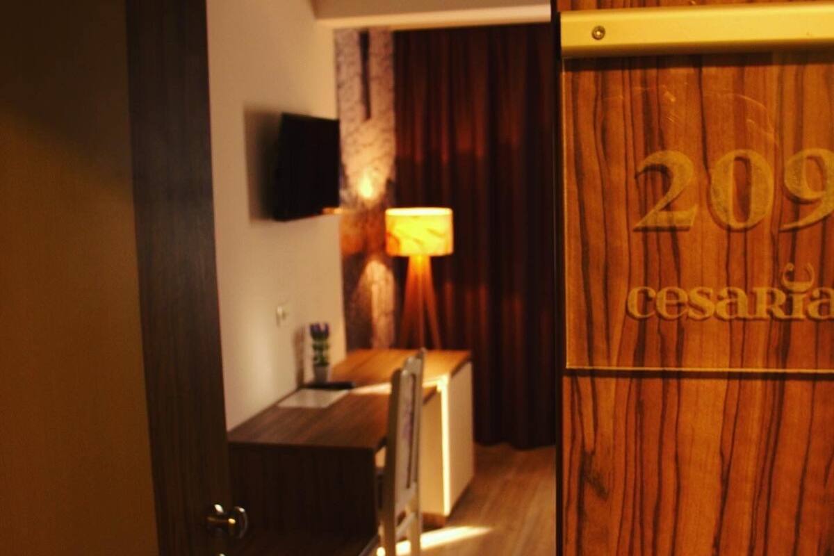 Premium bedding, cribs (free), WiFi (free)