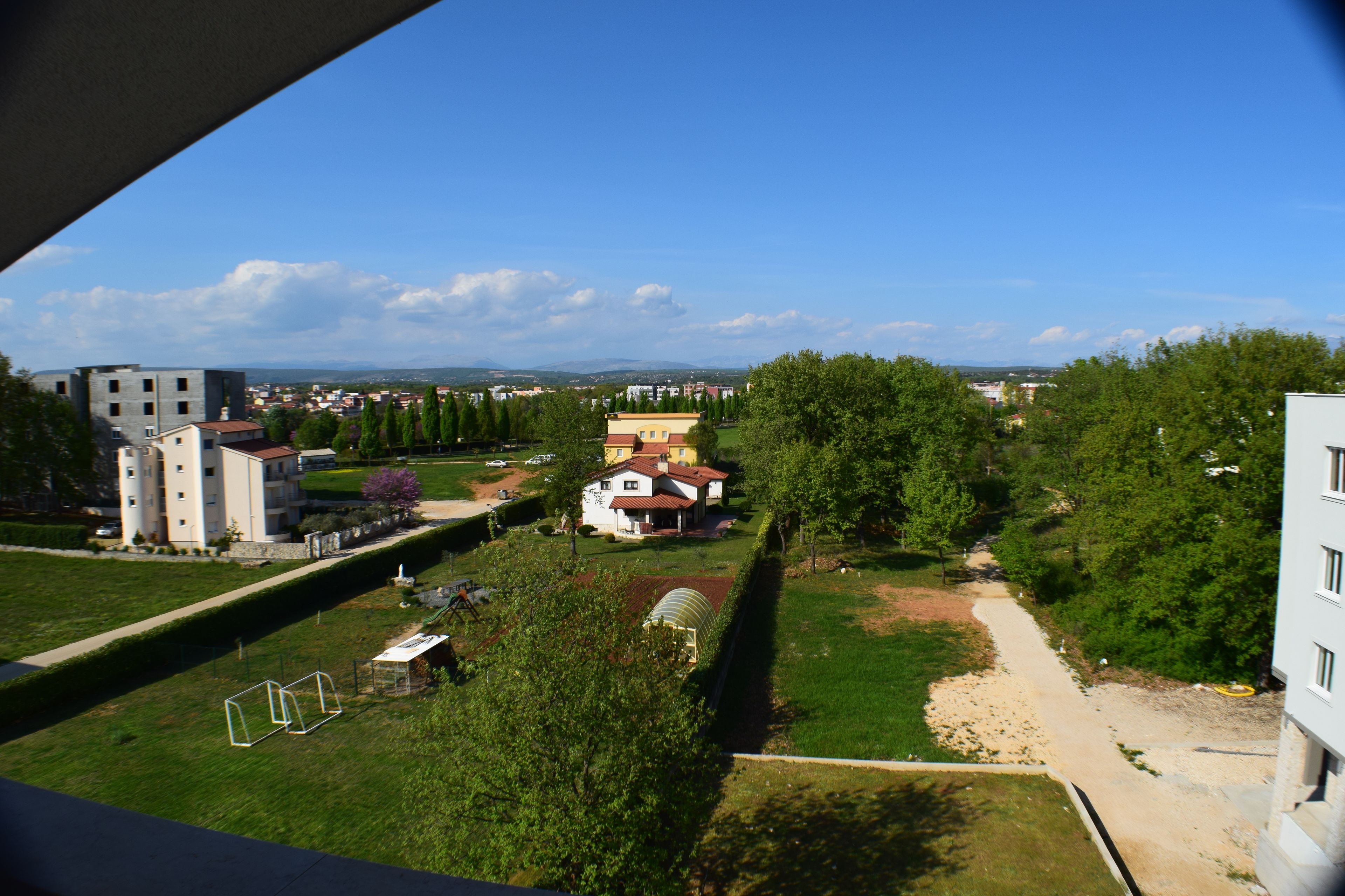 family room, city view | garden view