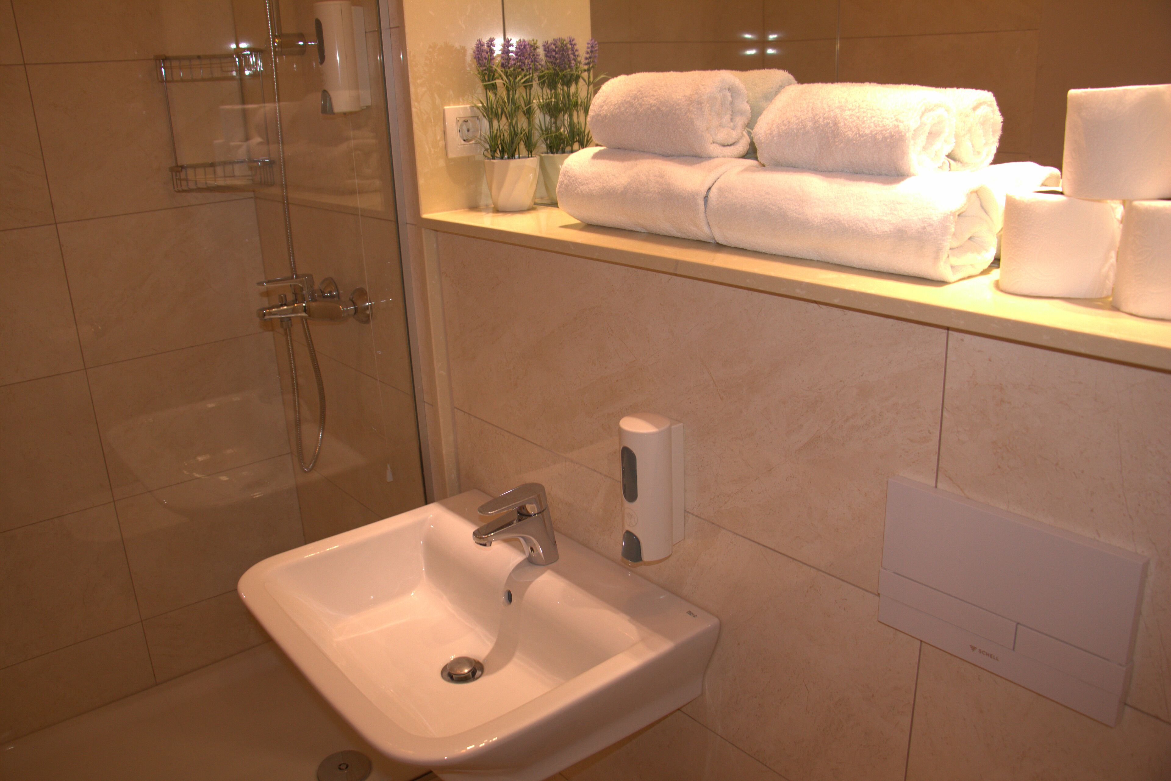 comfort single room, 1 bedroom, accessible | bathroom | shower, free toiletries, hair dryer, towels