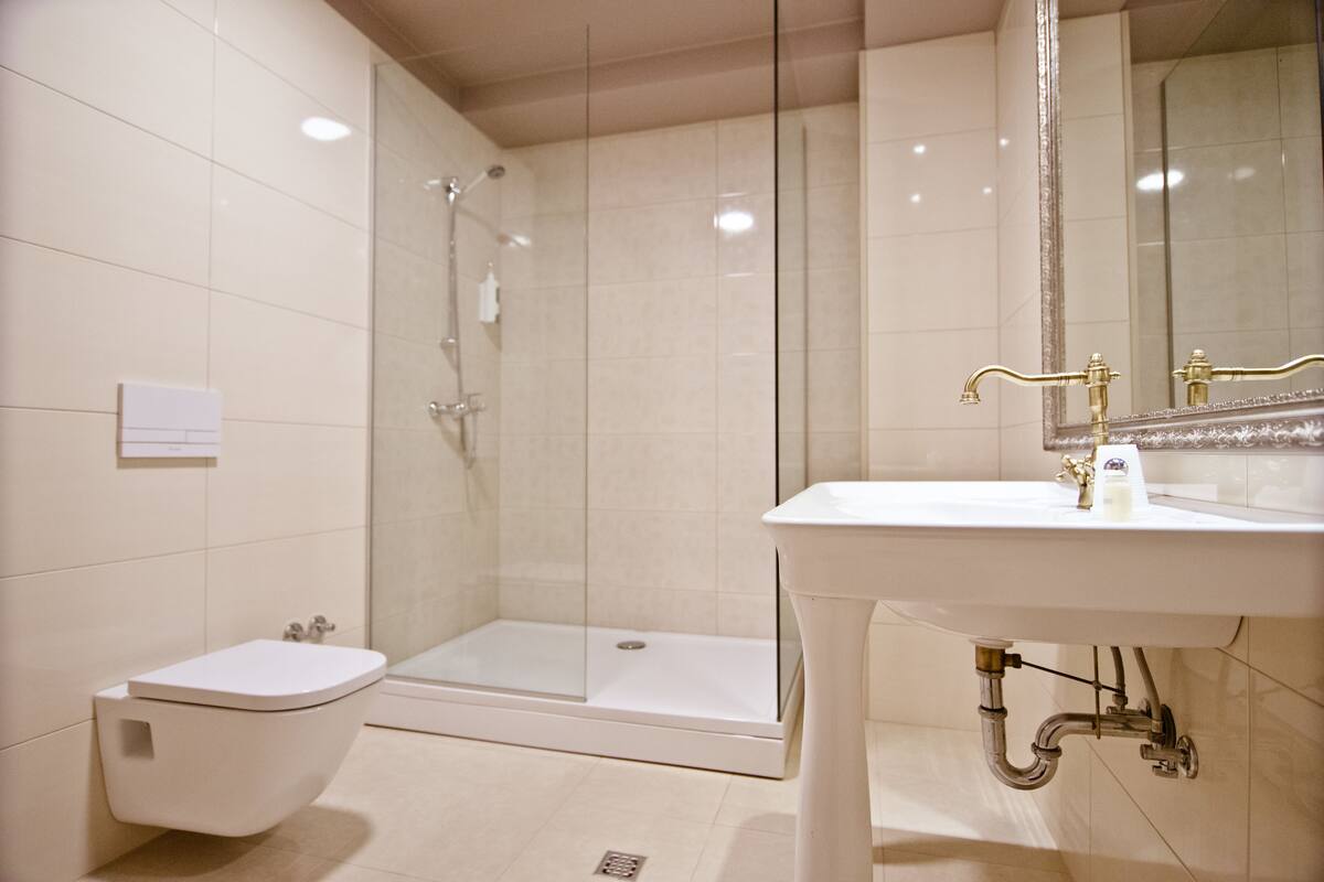 comfort double room, city view, corner | bathroom | shower, free toiletries, hair dryer, towels