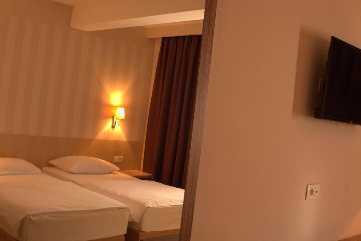 Premium bedding, cribs (free), WiFi (free)