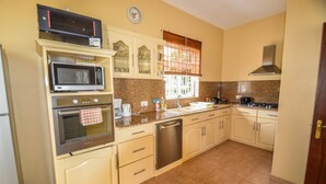 Family dining - Krishna Villa (La Gaulette)
