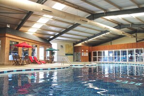 Indoor pool, pool loungers - Croyde Bay Holiday Resort (Braunton)