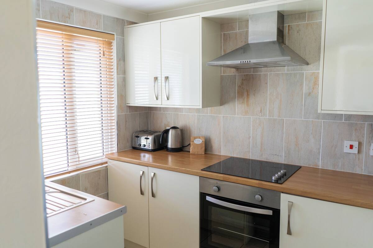 cottage, 2 bedrooms (dog friendly) | private kitchen | electric kettle, high chair