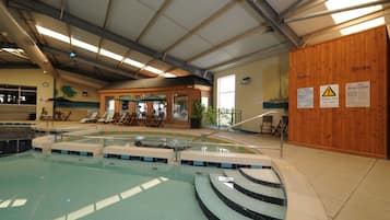Inomhuspool och solstolar