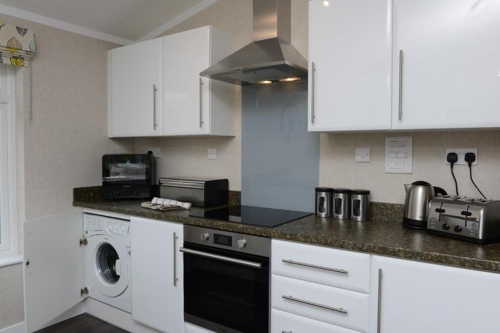 lodge, 4 bedrooms, dog friendly | private kitchen | electric kettle, high chair