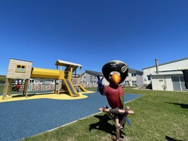 Un parque infantil con tobogán y estructuras para escalar.