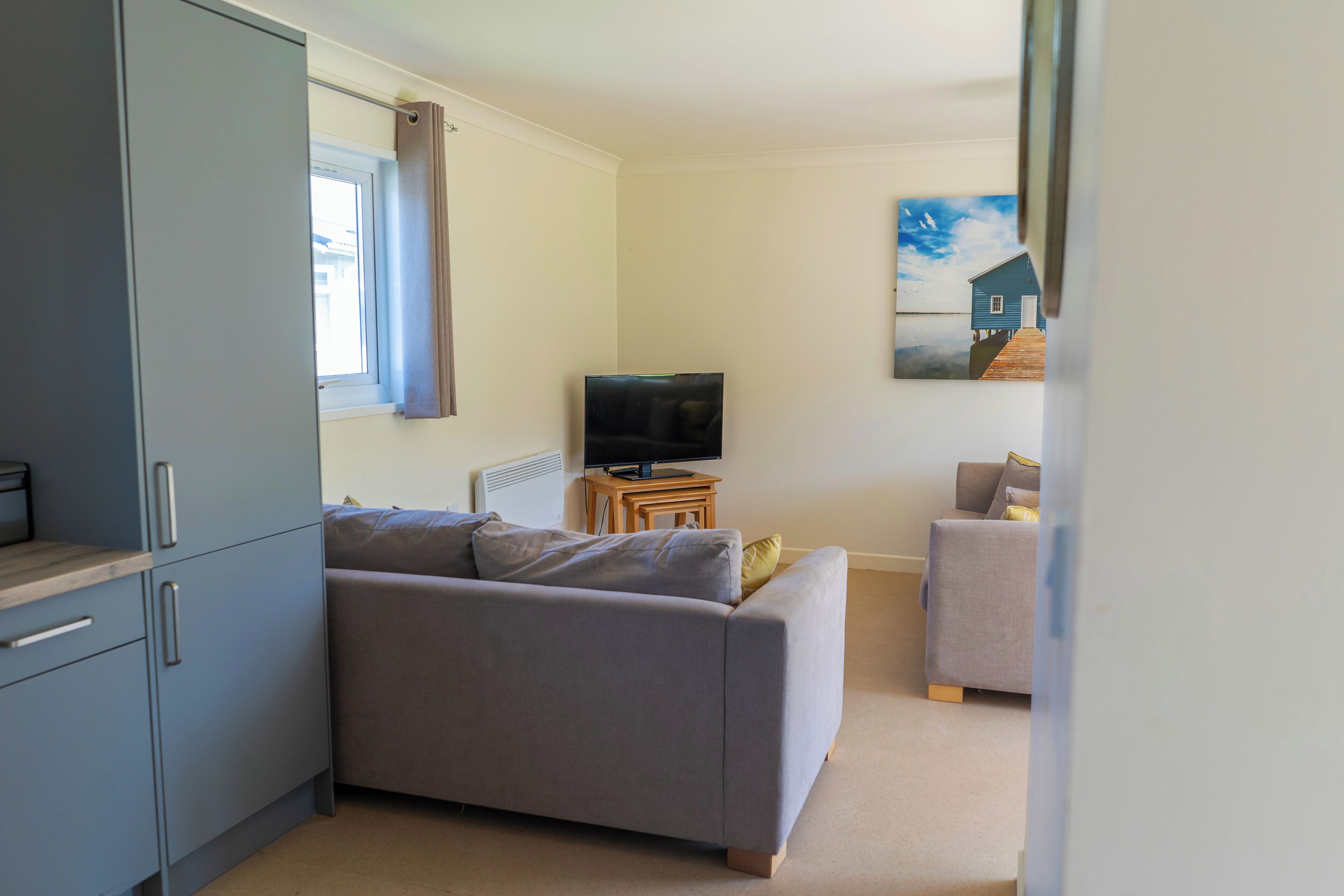 32-inch flat-screen tv with cable channels, tv