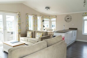 32-英寸纯平电视 （配备有线频道）、电视