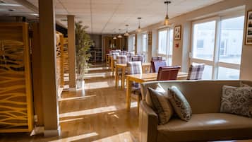 供應早餐、午餐、晚餐;英國菜