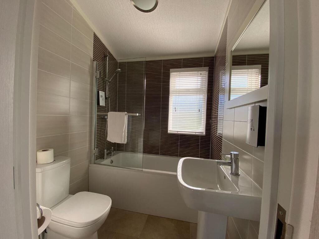 Un baño moderno con inodoro, lavabo y bañera.