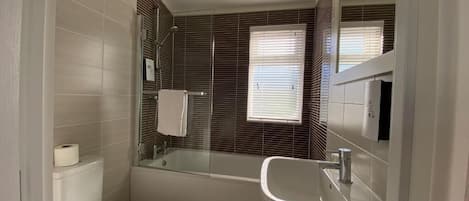 Un baño moderno con inodoro, lavabo y bañera.