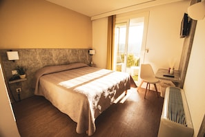Chambre Double Supérieure, 1 lit double, terrasse, vue piscine | Coffres-forts dans les chambres, rideaux occultants, Wi-Fi gratuit