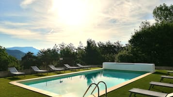 حمّام سباحة خارجي، مظلات على حمّام السباحة، مقاعد للتشمس