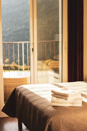 高级三人房, 多张床, 露台, 泳池景观 | 客房内保险箱、遮光窗帘、免费 WiFi、床单