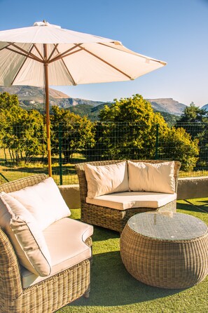 セーフティボックス (室内)、遮光カーテン、WiFi (無料)、ベッドシーツ