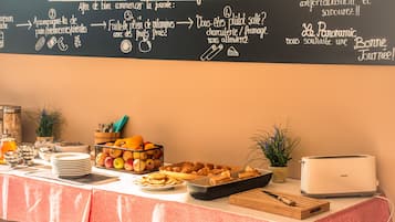Free daily buffet breakfast