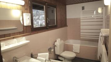 Ein Badezimmer mit Waschbecken, Toilette und Badewanne.