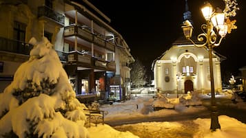 Fachada de la propiedad por la tarde o noche