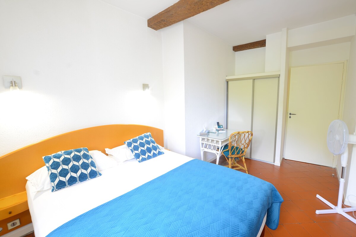 Standard Double Room | Desk, WiFi (free), bed sheets