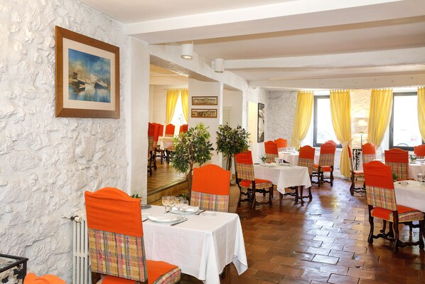 Breakfast and dinner served, local cuisine