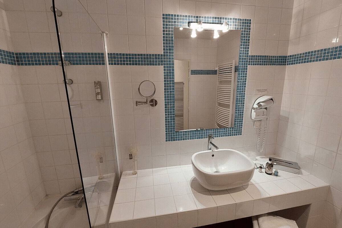 standard double room | bathroom | free toiletries, hair dryer, towels