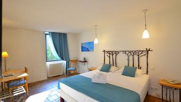 Habitación doble superior, aire acondicionado | Escritorio, wifi gratis y ropa de cama
