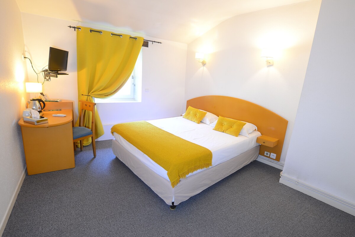 Standard Double Room, 1 Queen Bed, Air conditioning, Garden Area | Desk, WiFi (free), bed sheets