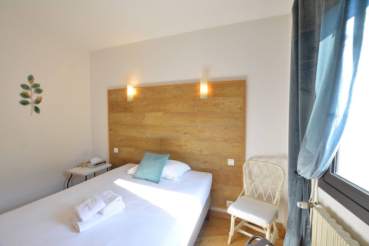 standard double room single use, air conditioning | desk, free wifi, bed sheets