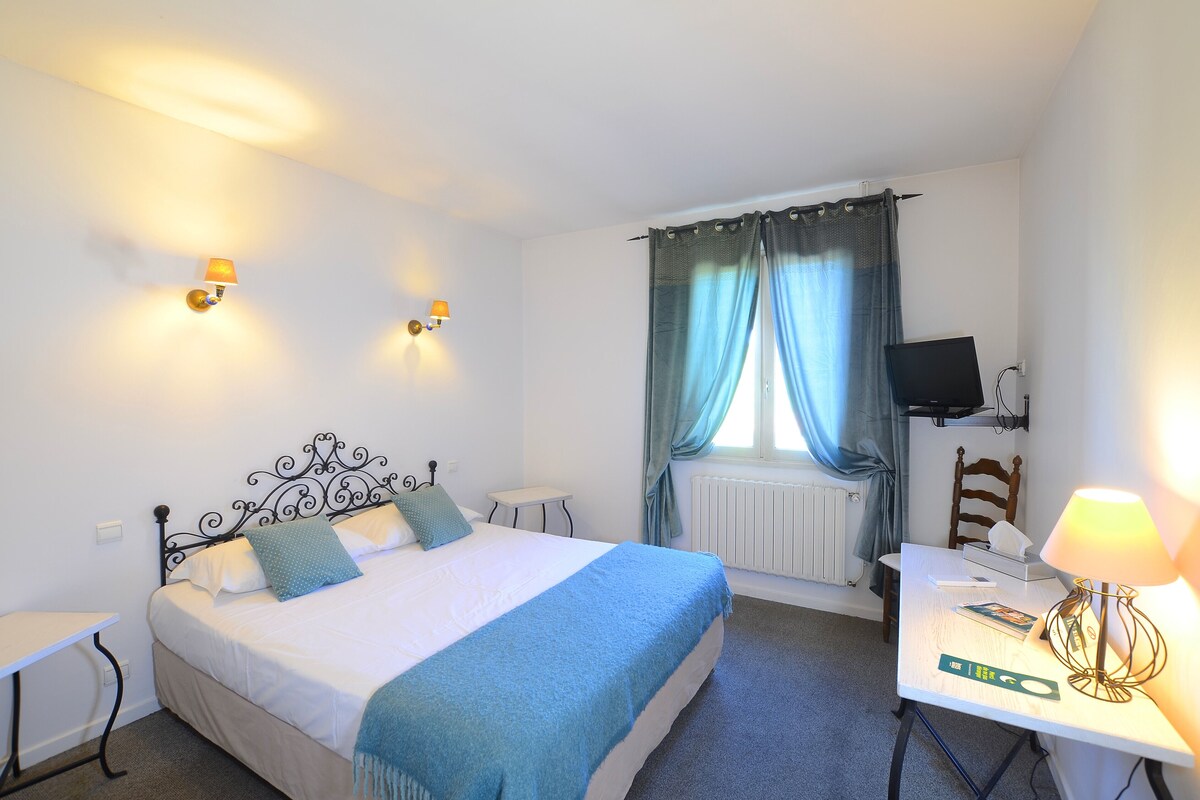 Standard Double Room, Air conditioning | Desk, WiFi (free), bed sheets