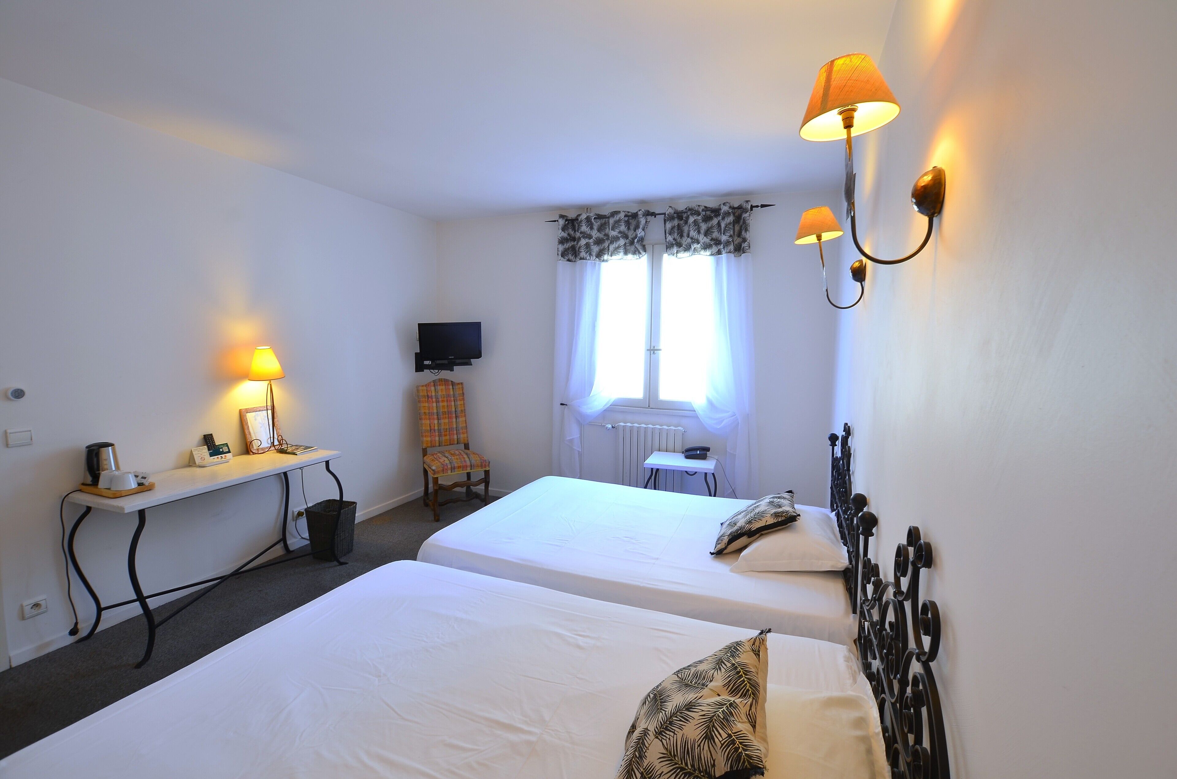 standard twin room, air conditioning | desk, free wifi, bed sheets