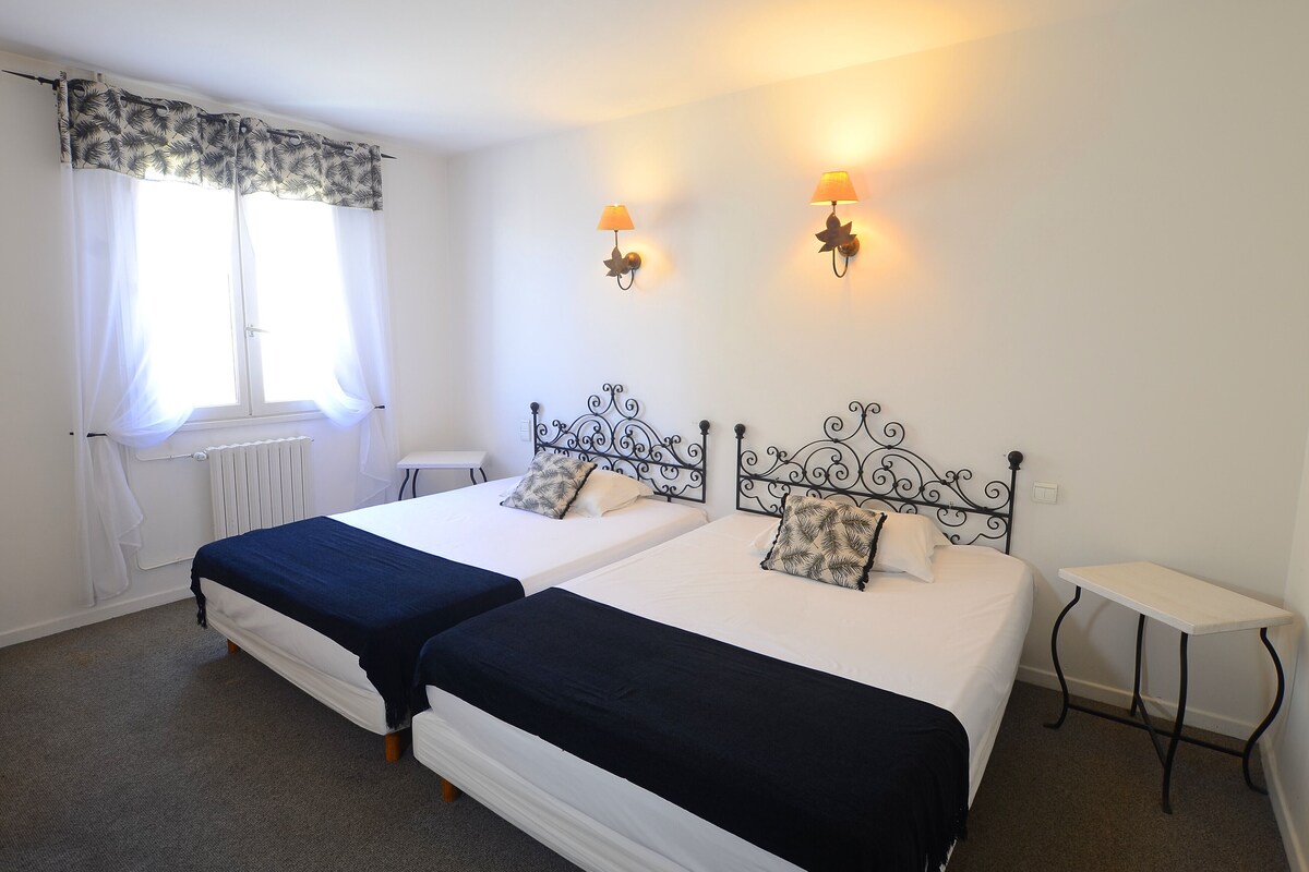 Standard Twin Room, Air conditioning | Desk, WiFi (free), bed sheets
