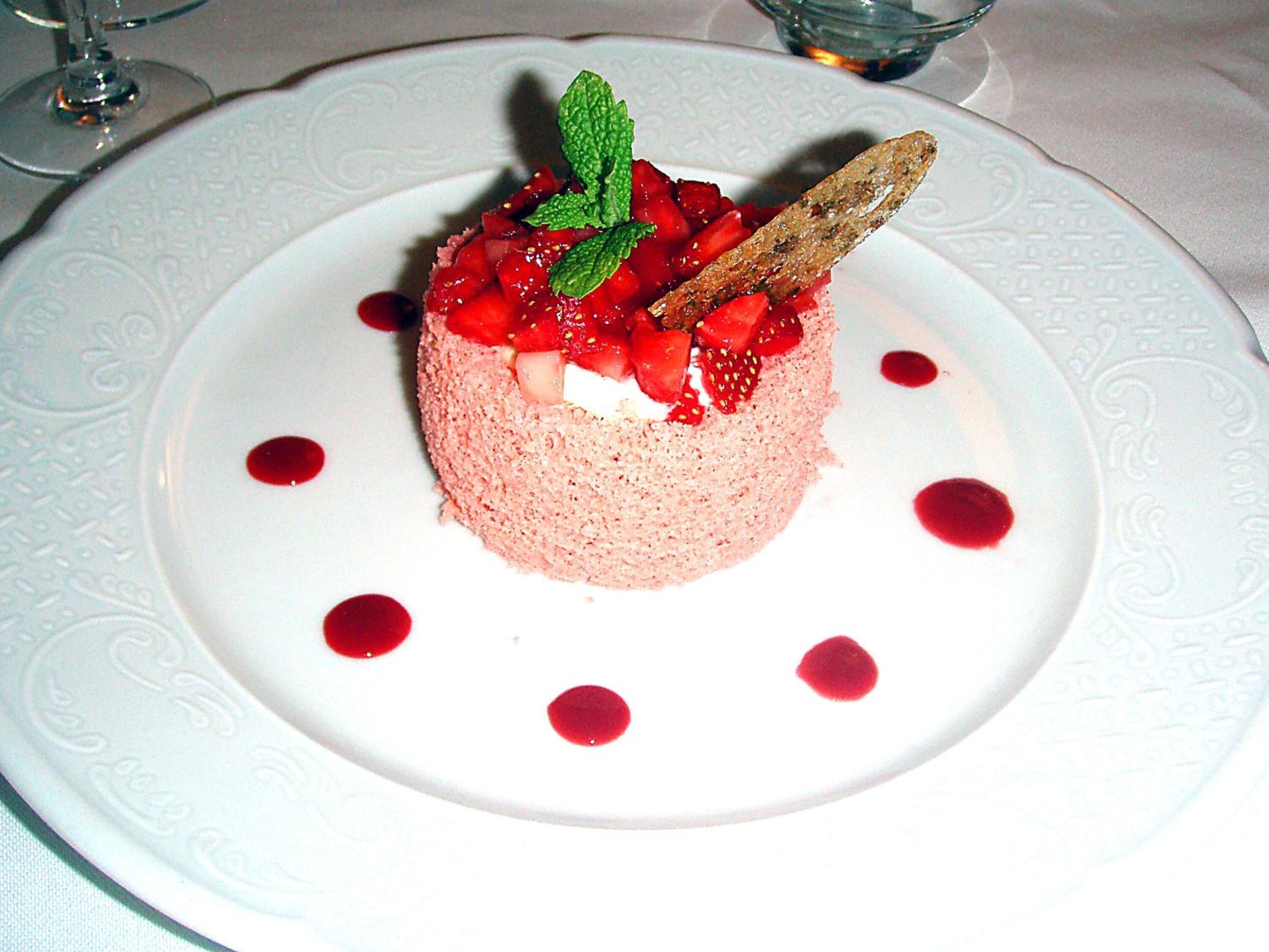 Un postre sobre un plato blanco con un borde decorativo.