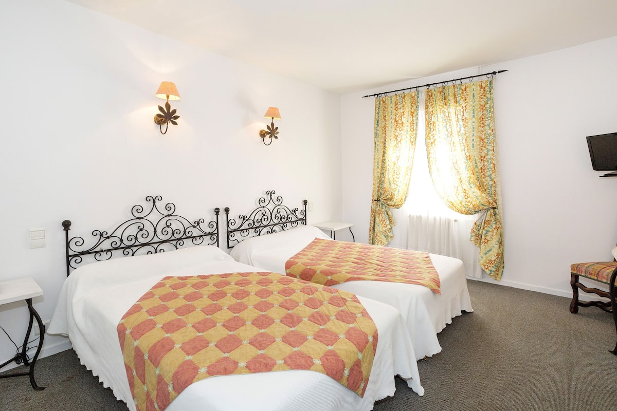 Standard Twin Room | Desk, free cots/infant beds, rollaway beds, free WiFi