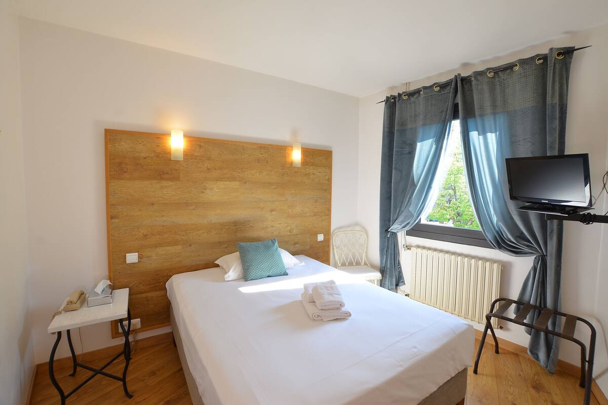 standard double room single use, air conditioning | desk, free wifi, bed sheets