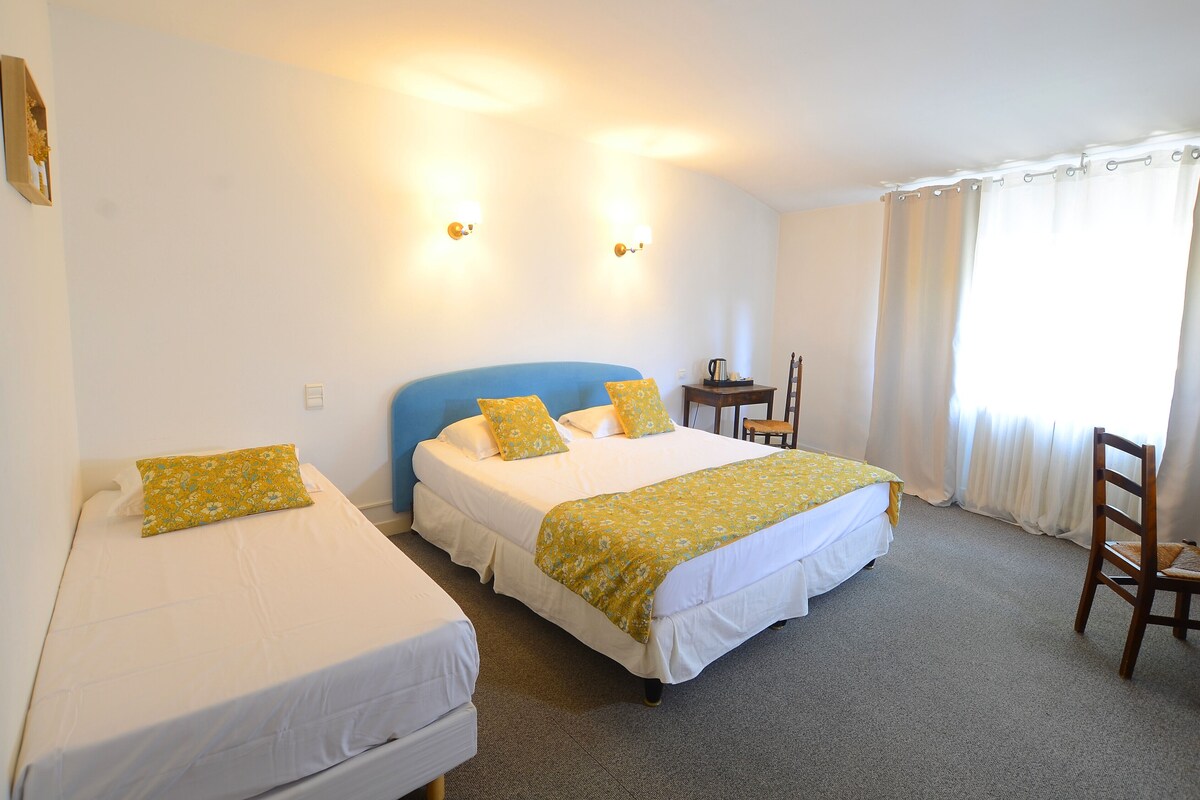 Superior Double Room, Multiple Beds, Air conditioning | Desk, WiFi (free), bed sheets