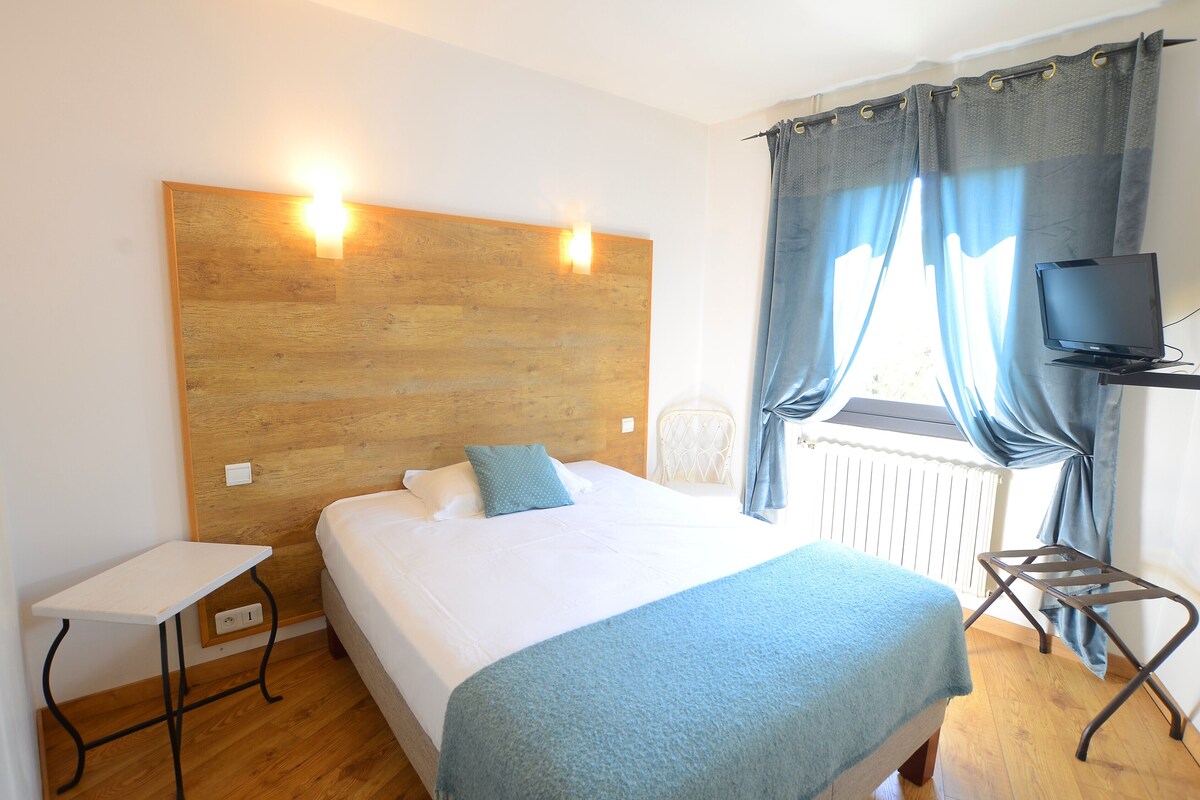 Standard Double Room Single Use, Air conditioning | Desk, WiFi (free), bed sheets