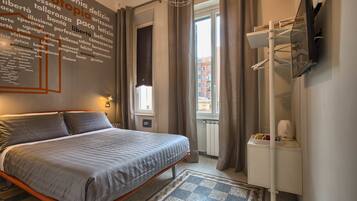 Kamar Double | Seprai premium, selimut bulu angsa, brankas, dan meja kerja