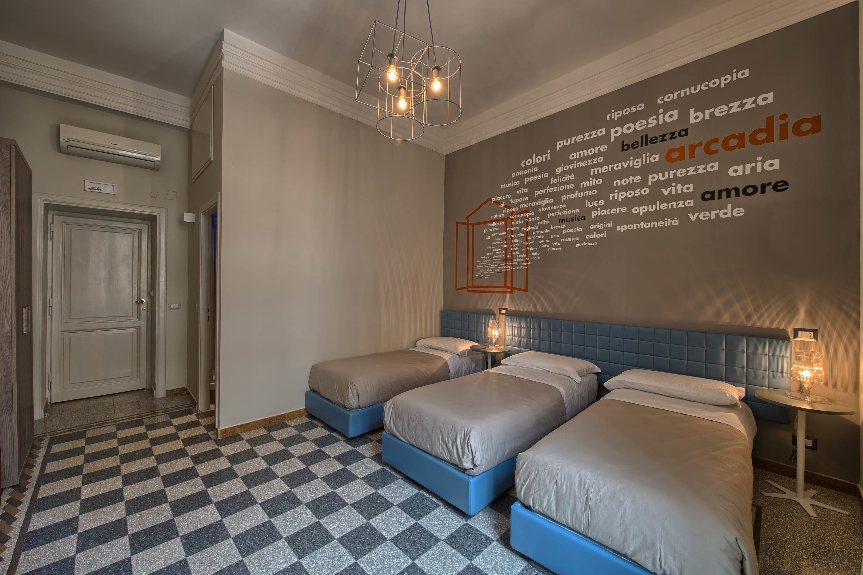 Habitación cuádruple | Ropa de cama de alta calidad, edredones de plumas, caja fuerte