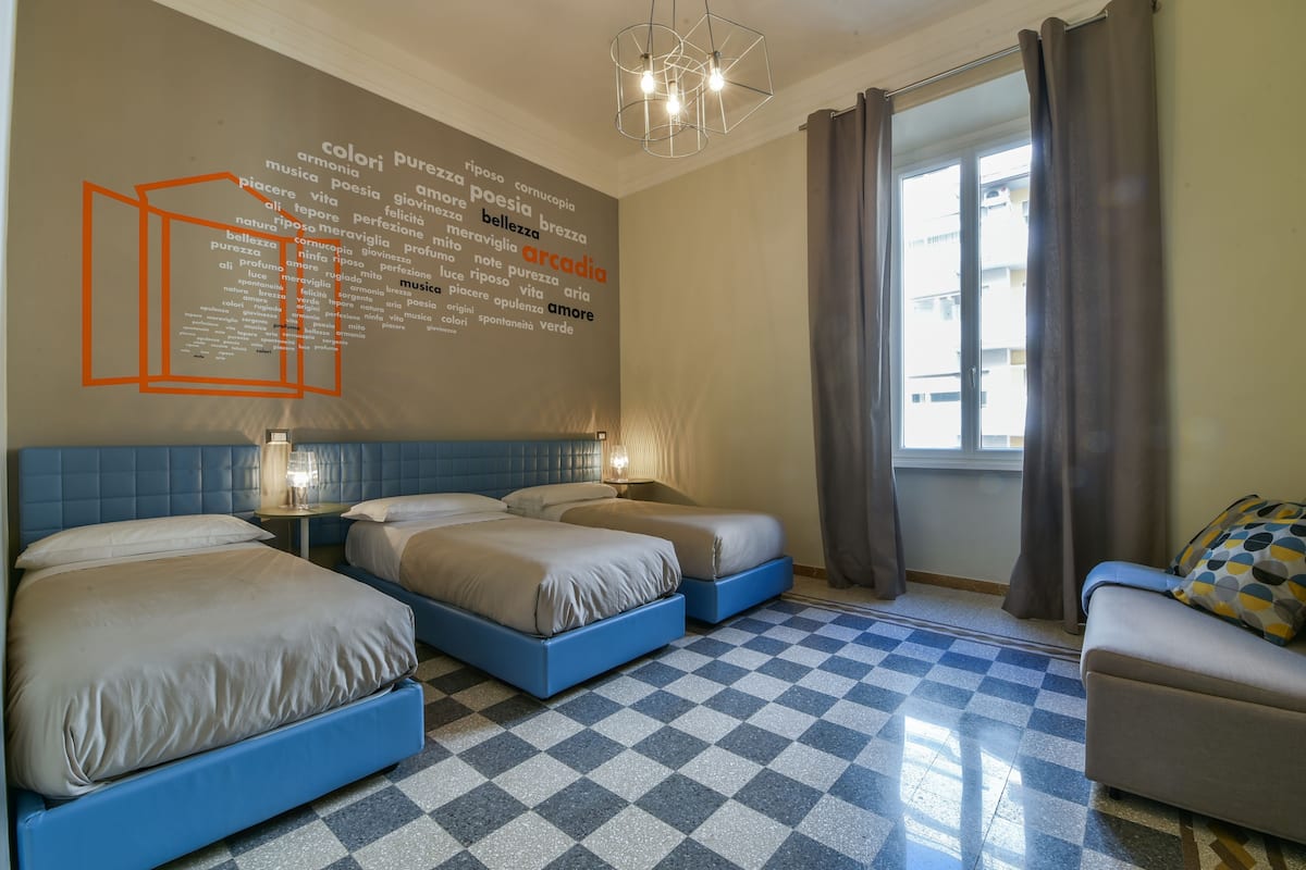 Kamar Quadruple | Seprai premium, selimut bulu angsa, brankas, dan meja kerja