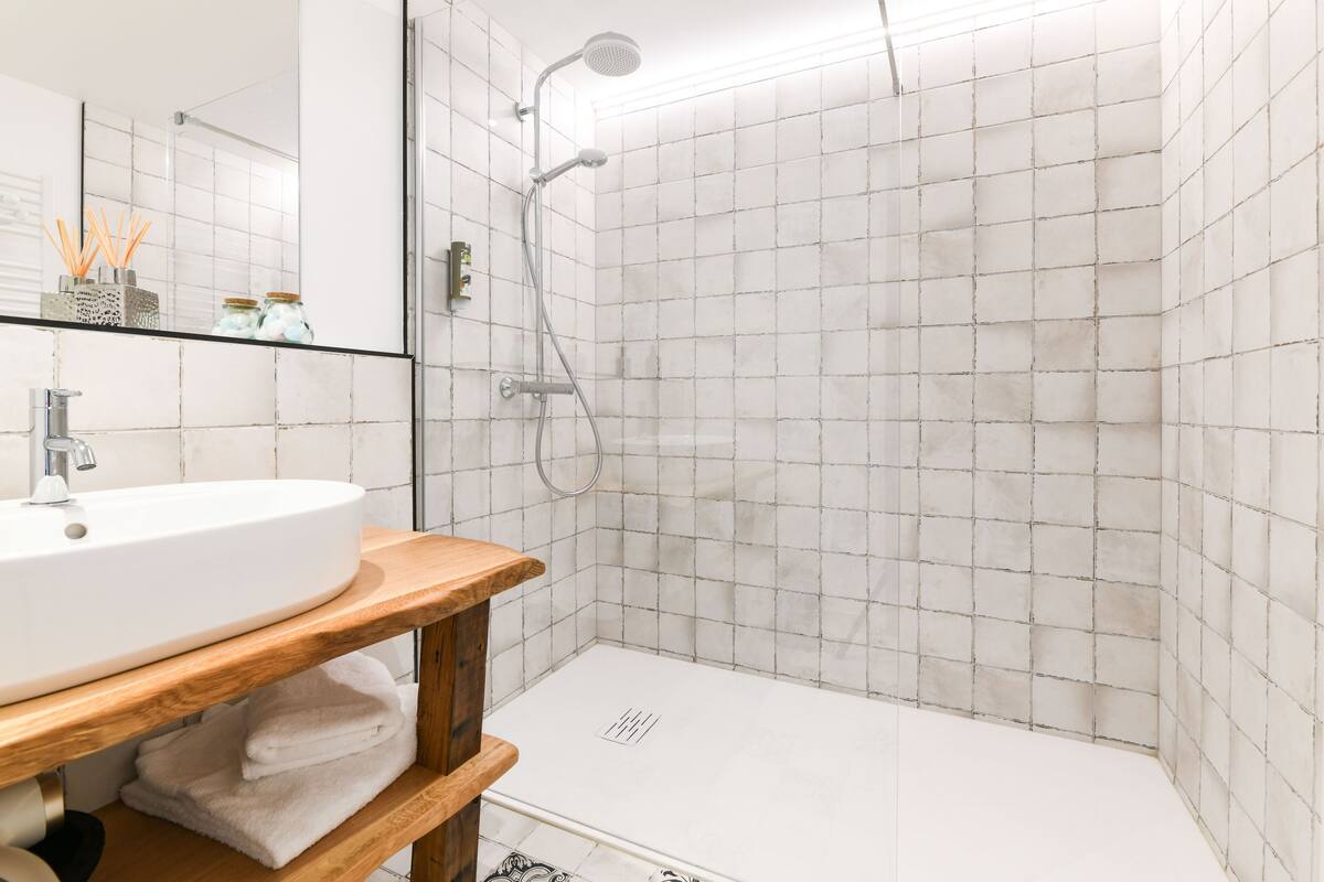 comfort double room | bathroom | shower, free toiletries, towels