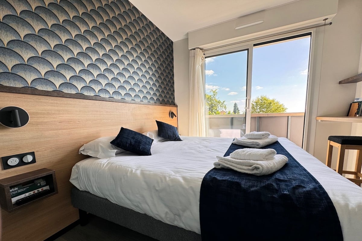 Bureau, chambres insonorisées, Wi-Fi gratuit, draps fournis