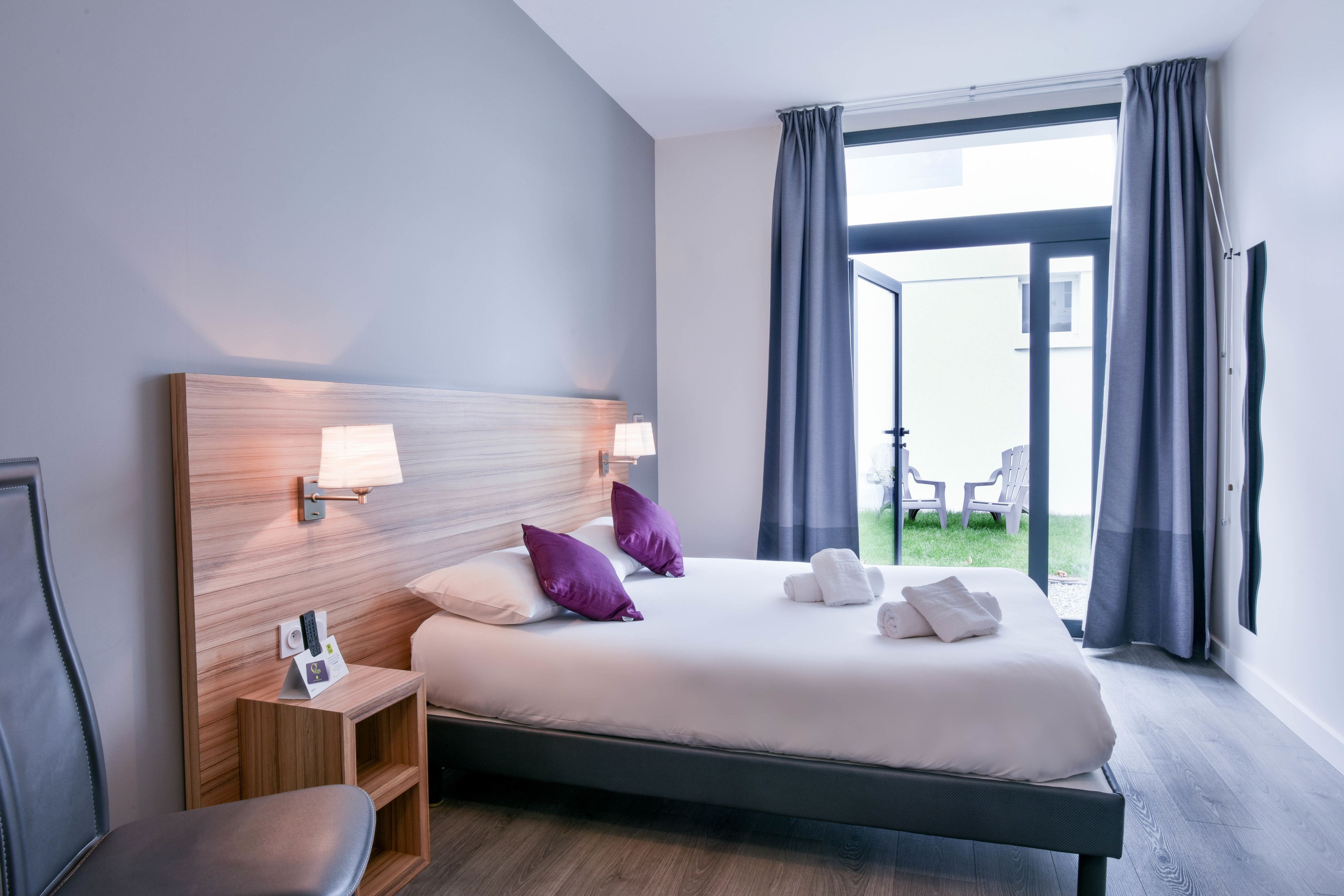 desk, soundproofing, free wifi, bed sheets