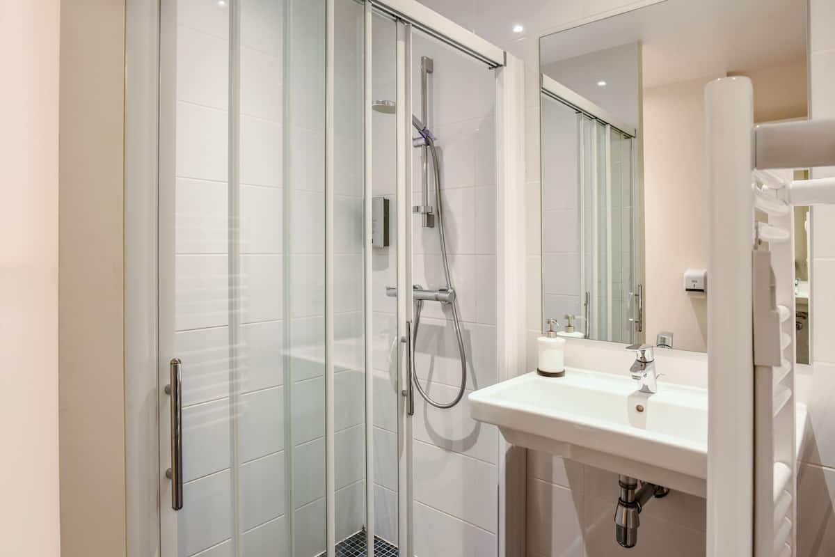 standard quadruple room | bathroom shower