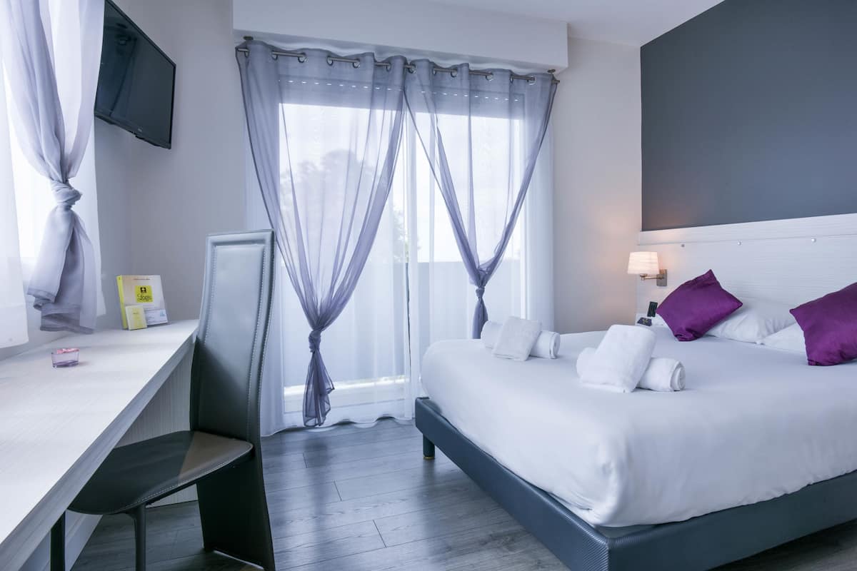 Escritorio, insonorización, wifi gratis y ropa de cama